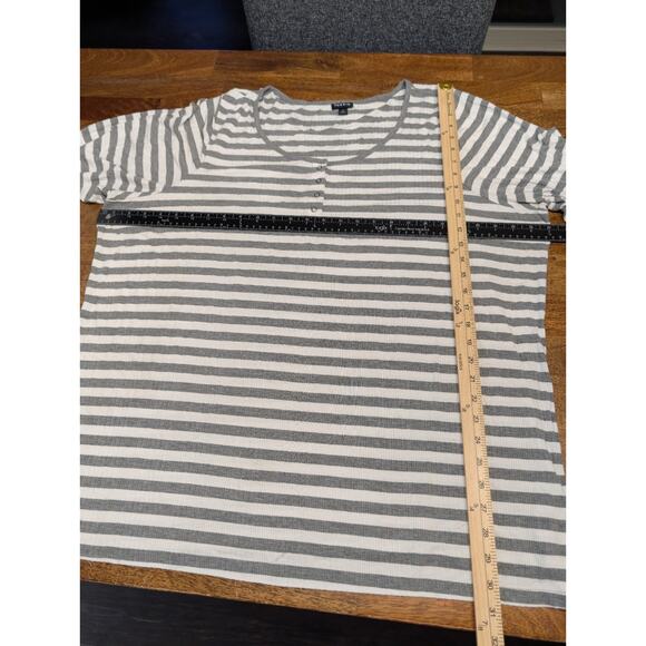 Torrid womens shirt Size 5x 28 Plus Gray White Striped Henley Top Tunic EUC - Picture 5 of 11